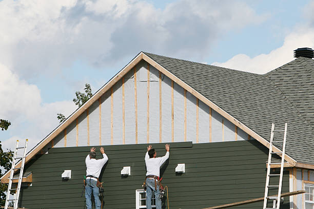 Professional Siding technician working in Hallieford, VA
